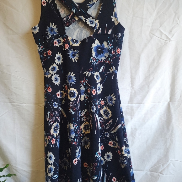 Kayleigh, small, short flower multicolored dress, crossed back keyhole - Picture 2 of 2